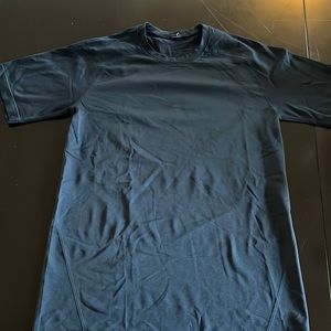 Euc mens lululemon metal vent short sleeve size xs naval blue